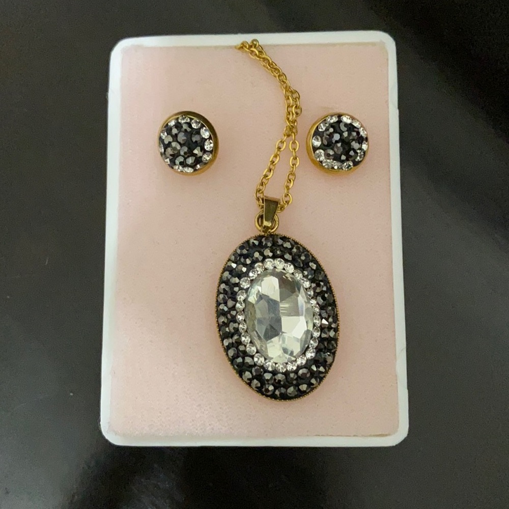 Jewelry: earrings and necklace set
